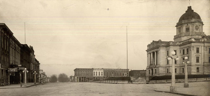 1907_fifth_street_west_bloomington_indiana_IU_archives_no_lights 1907 fifth street looking west on the courthouse square in bloomington indiana showing downtown buildings no lights on the courthouse area